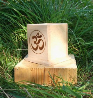 Drewniany Kubek na Długopisy (drewno bukowe) | SYMBOL "OM"